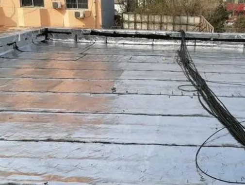 郑州金水区卫生间漏水维修公司分享下郑州金水区屋面楼顶防水刚性防水层施工要点。